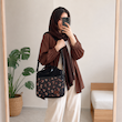 کیف دوشی زنانه پارچه‌ای طرح مشگی گل ریز