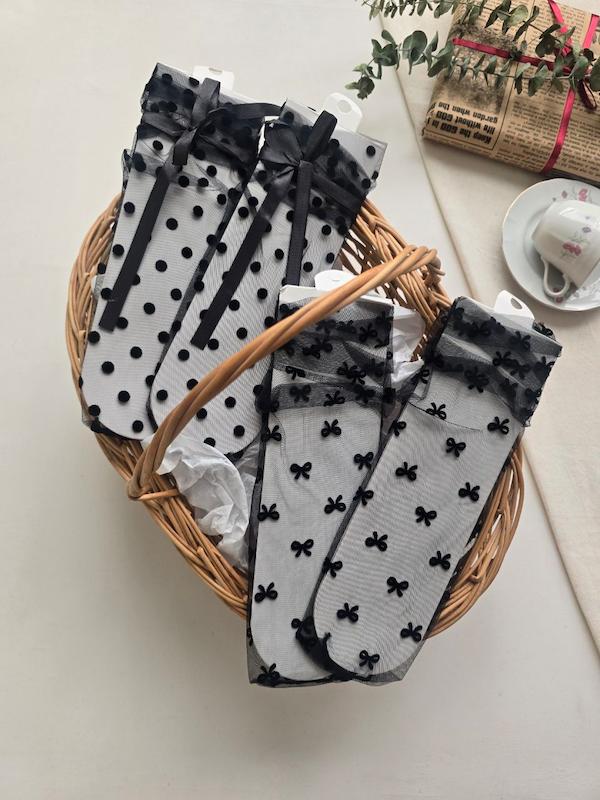 جوراب توری مشکی خال خالی و پاپیون 