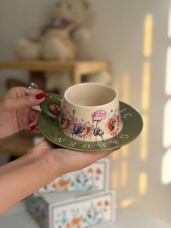 فنجان نعلبکی گل‌دار