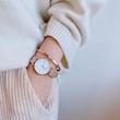 ست ساعت دنیل ولینگتون حصیری زنانه رزگلد صفحه سفید با دستبند Daniel Wellington Rosegold
