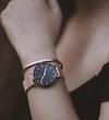 ست ساعت دنیل ولینگتون حصیری زنانه رزگلد صفحه مشکی با دستبند Daniel Wellington Rosegold