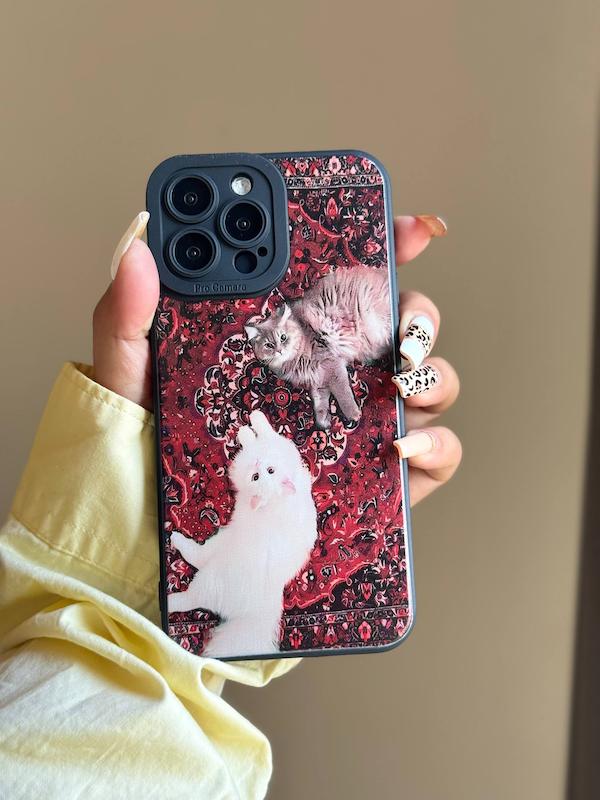 گربه روی فرش