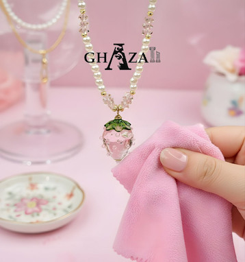چگونه از زیورآلات شیشه‌ای مراقبت کنیم تا همیشه درخشان بمانند