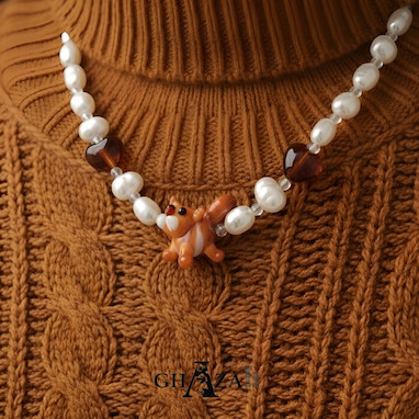 راهنمای ست کردن گردنبند شیشه‌ای با لباس مجلسی و استایل روزمره