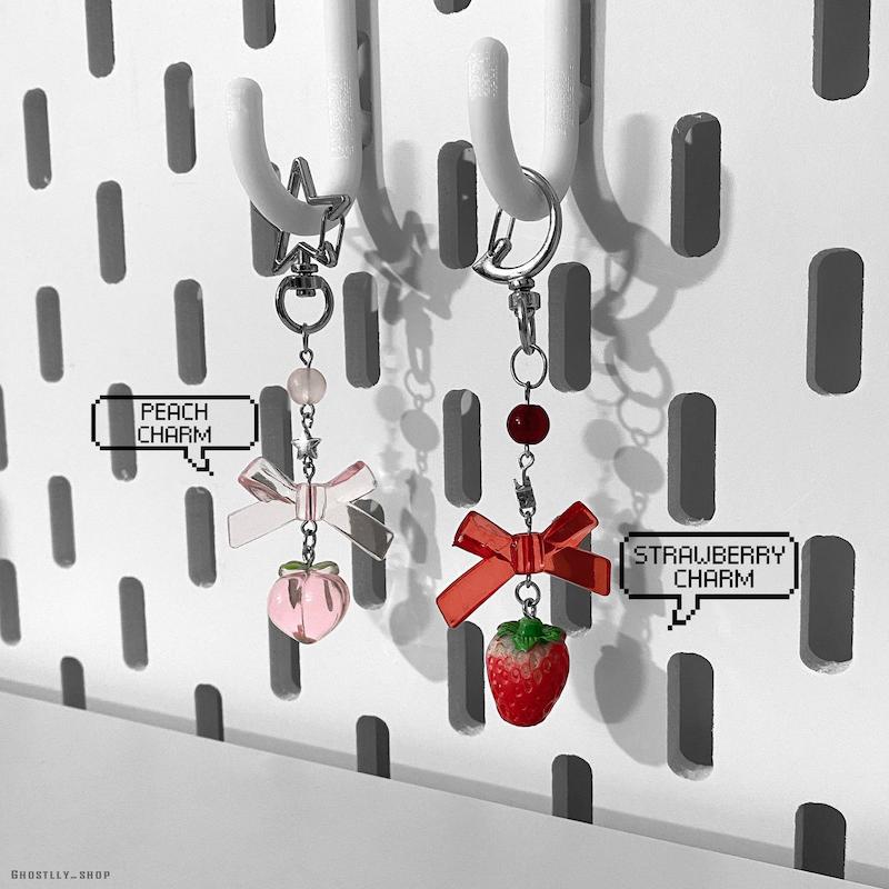 چارم توت فرنگی و هلو ✨🍓