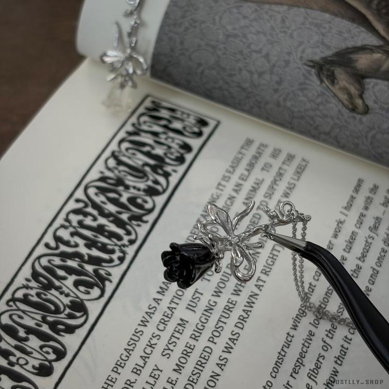 گردنبند رز مشکی و شفاف🥀✨