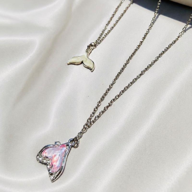 گردنبند با پلاک گیلاس و دم وال ؛ ترکیب ظرافت و استایل مینیمال