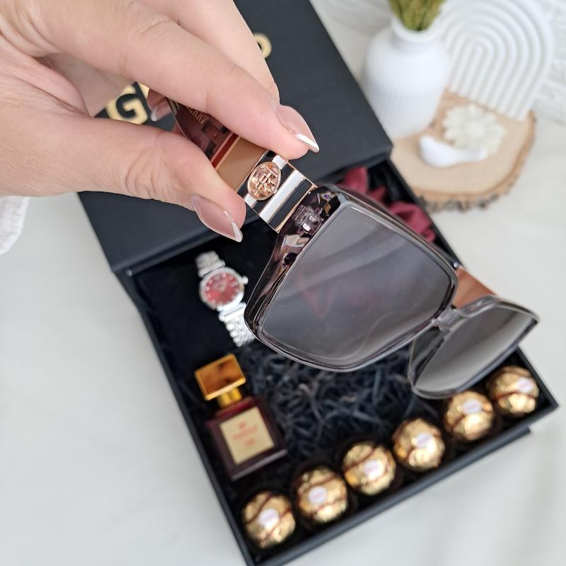باکس هدیه زنانه گیفتاپ | ساعت طرح امگا، عطر باکارات رژ، عینک UV400 و شکلات