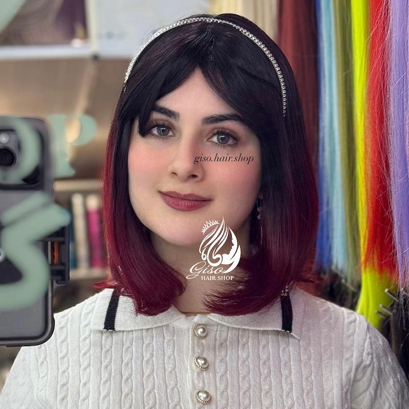 کلاه گیس پوستیژ الیاف طبیعی آمبره مشکی‌شرابی مشکصری با چتری