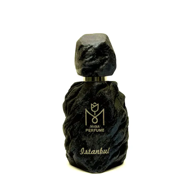 alt="عطر دست‌ساز با ماندگاری بالا و رایحه سرد"