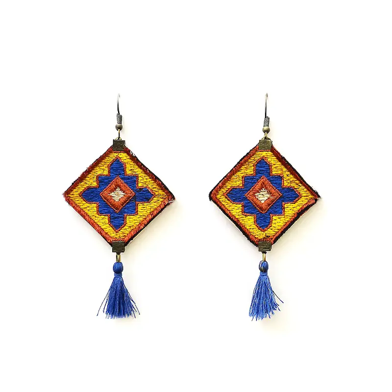 alt="گوشواره سوزن‌دوزی دست‌ساز با طرح سنتی"