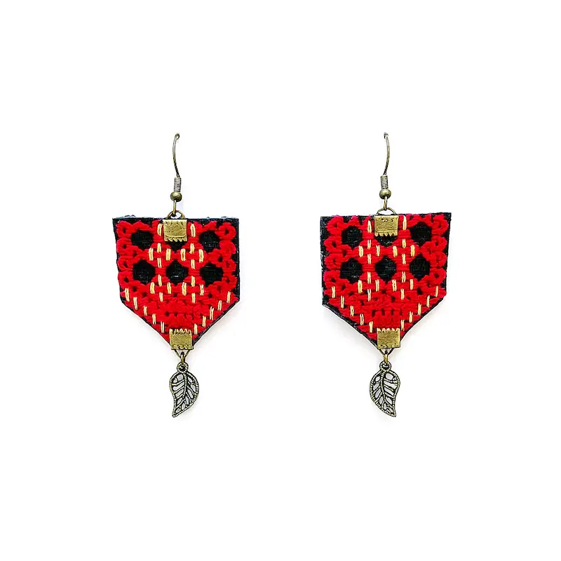 alt="گوشواره سوزن‌دوزی دست‌ساز با طرح سنتی"