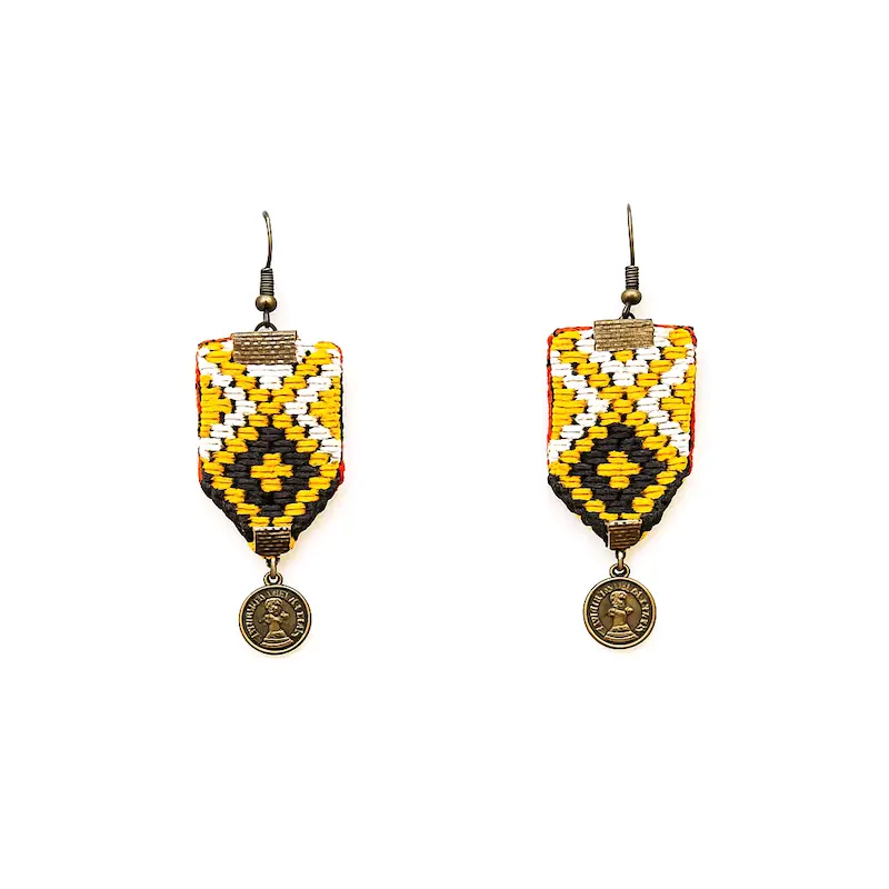 alt="گوشواره سوزن‌دوزی دست‌ساز با طرح سنتی"