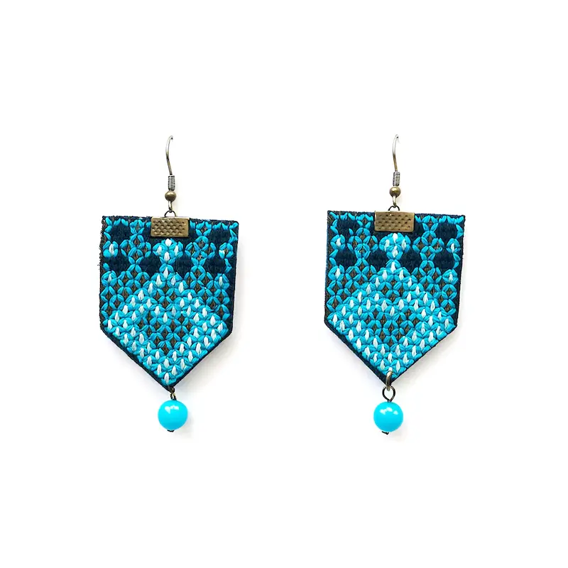 alt="گوشواره سوزن‌دوزی دست‌ساز با طرح سنتی"