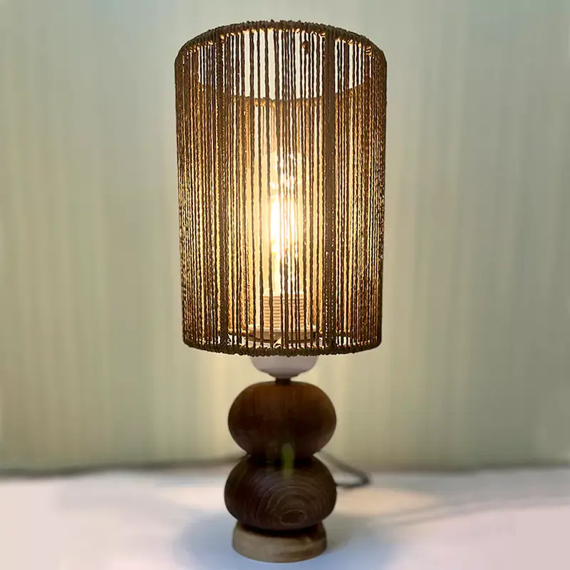 آباژور چوبی با شید بافته‌شده از نخ رافیا