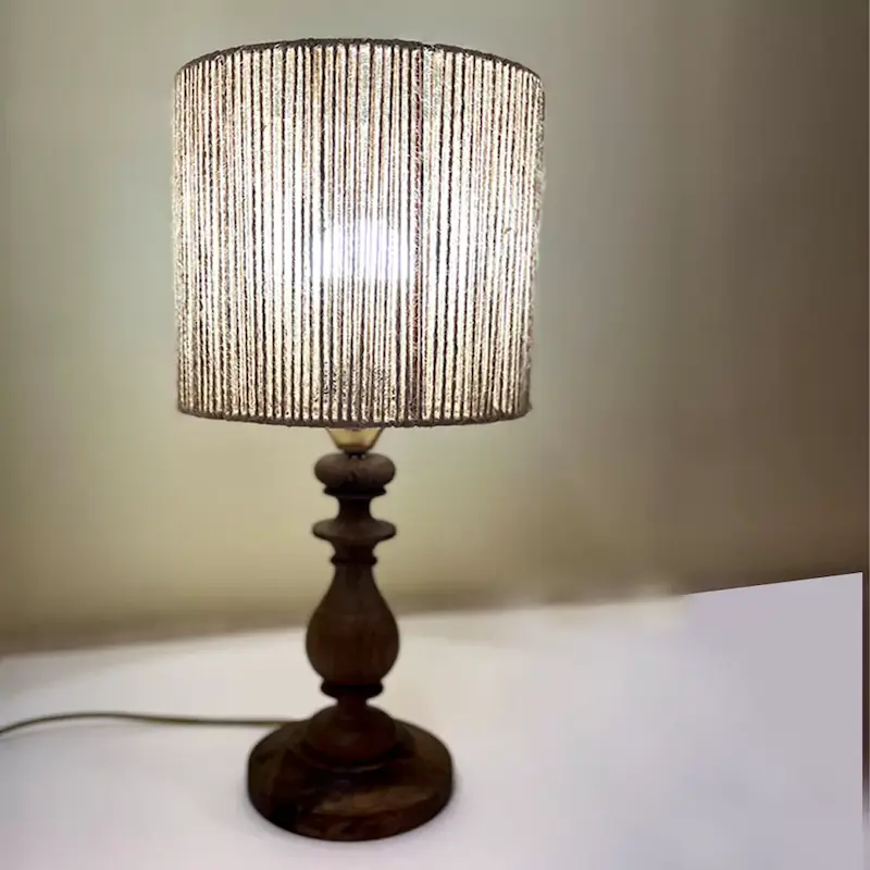 آباژور چوبی با شید بافته‌شده از نخ کنف یا ابریشم