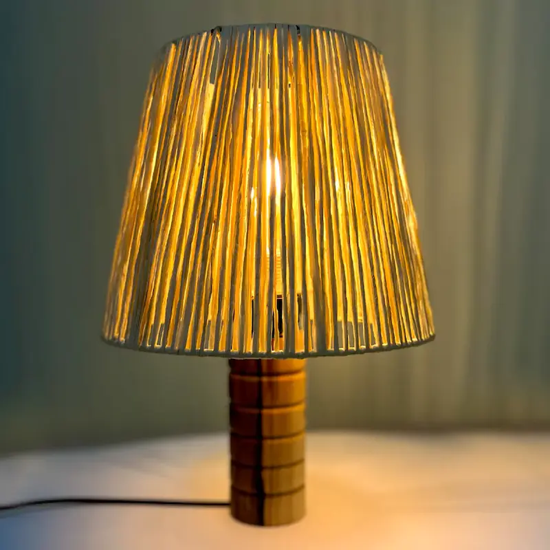 آباژور چوبی با شید کله‌قندی رافیا رنگ زیتونی