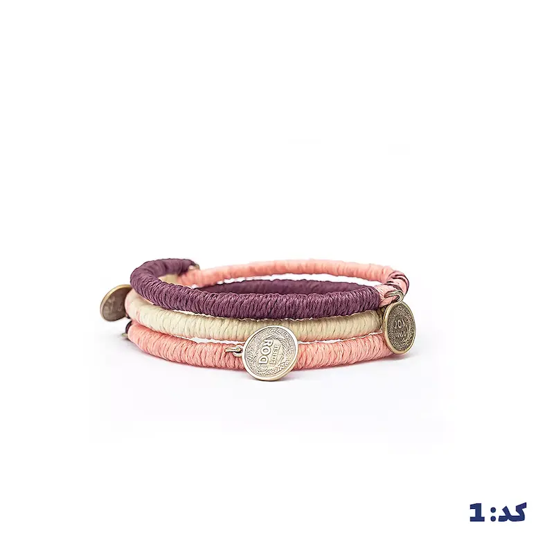 alt="دستبند بافت دو ردیفه دست‌ساز با نخ رنگی"