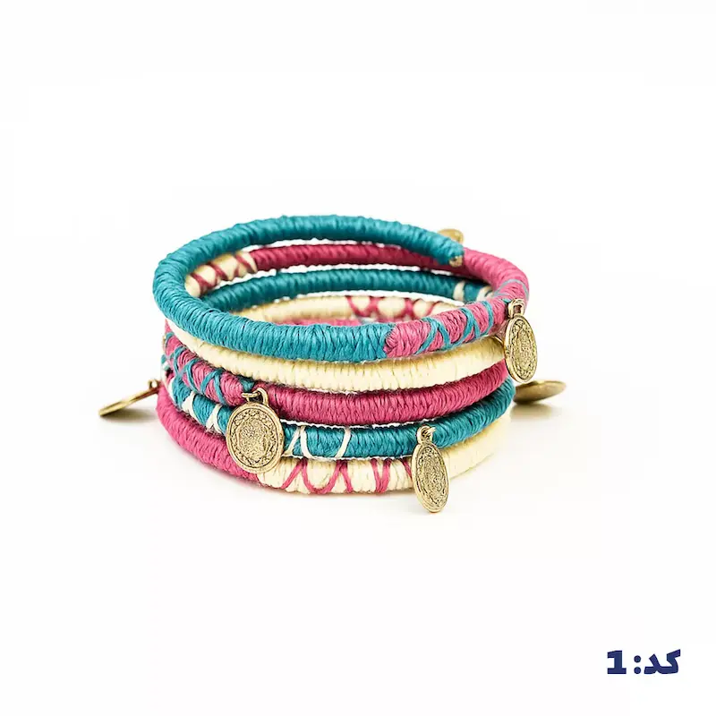 alt="دستبند بافت پنج ردیفه دست‌ساز با نخ رنگی"