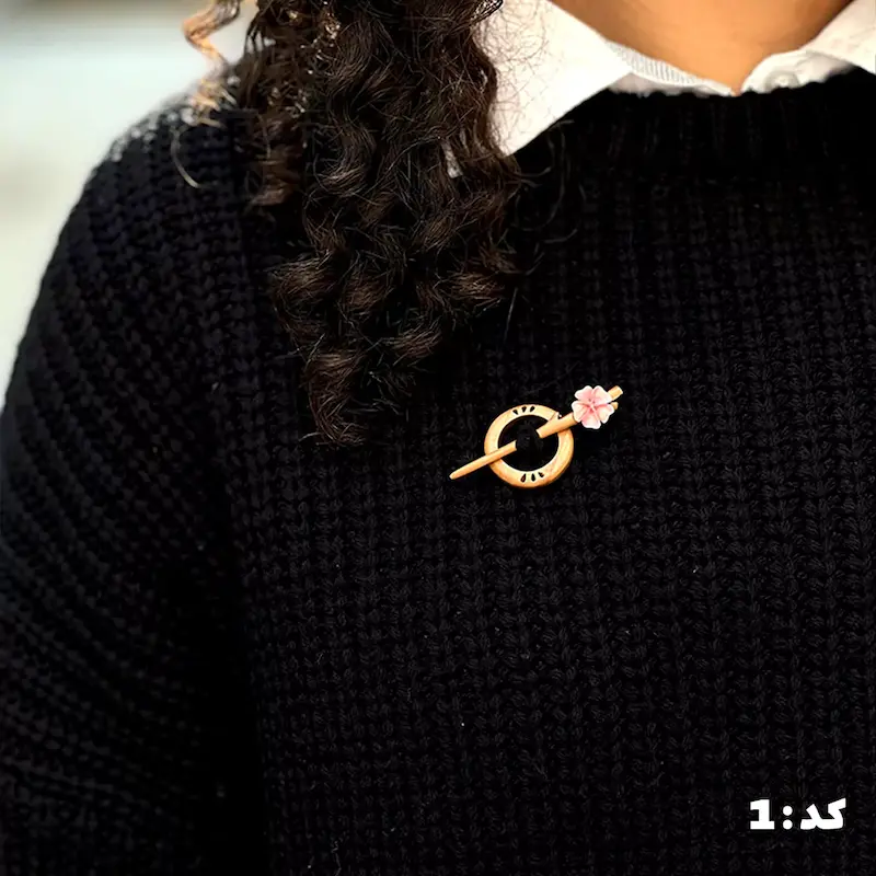 سنجاق سینه چوبی منبت‌کاری‌شده