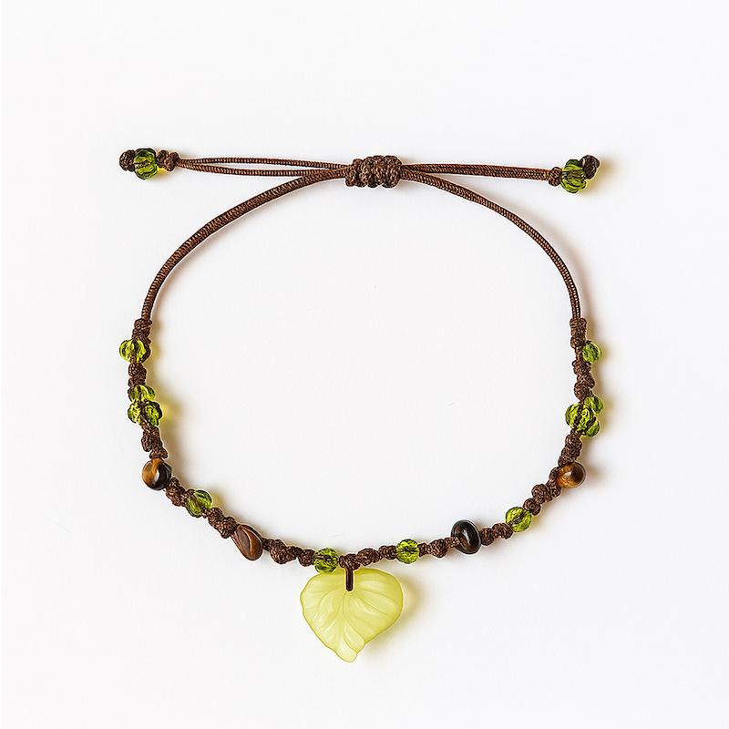 alt="دستبند سنگ پرهنیت با مهره‌های کریستالی"