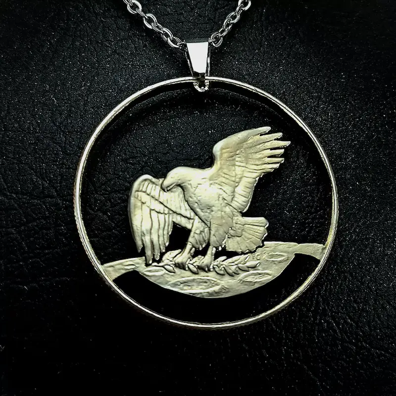 alt="اکسسوری فلزی مشبک‌بری دست‌ساز با نیکل و مس"