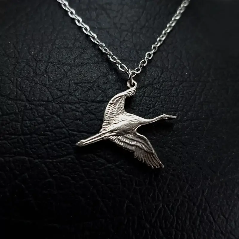 alt="اکسسوری فلزی مشبک‌بری دست‌ساز با نیکل و مس"