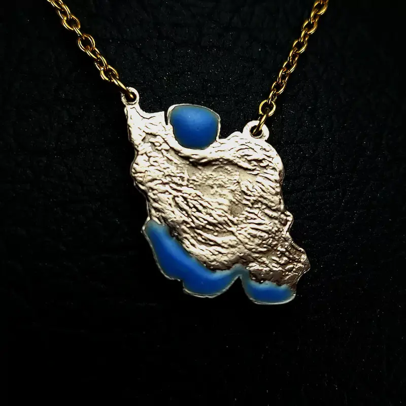 alt="اکسسوری فلزی مشبک‌بری دست‌ساز با نیکل و مس"