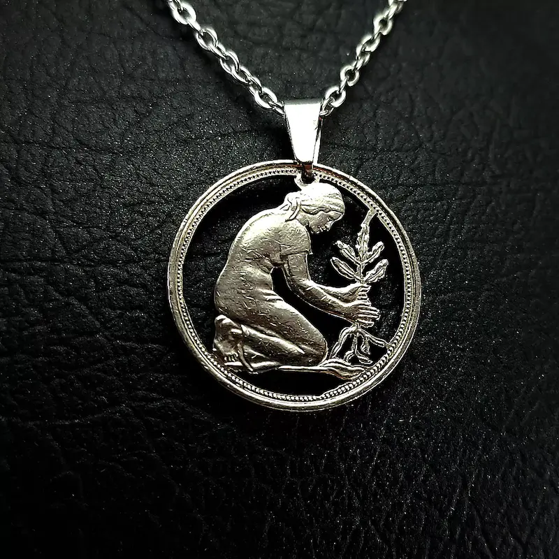 alt="اکسسوری فلزی مشبک‌بری دست‌ساز با نیکل و مس"