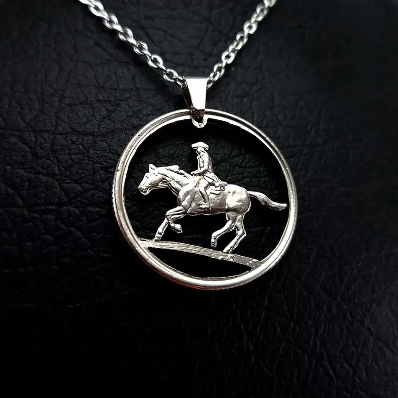 alt="اکسسوری فلزی مشبک‌بری دست‌ساز با نیکل و مس"