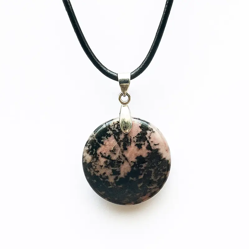 آویز سنگ رودونیت طبیعی با تراش حرفه‌ای