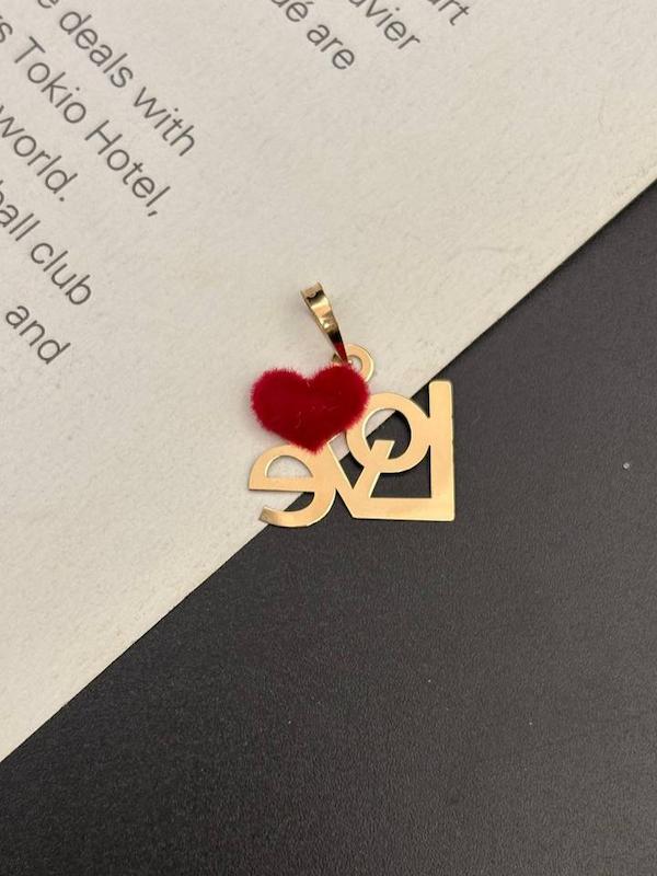آویز زنانه طلا ۱۸ عیار پلاک Love طلای کالین