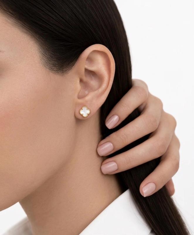 گوشواره زنانه طلا ۱۸ عیار گوشواره میخی ون کلیف سنگ سفید گالری مهدی زاده