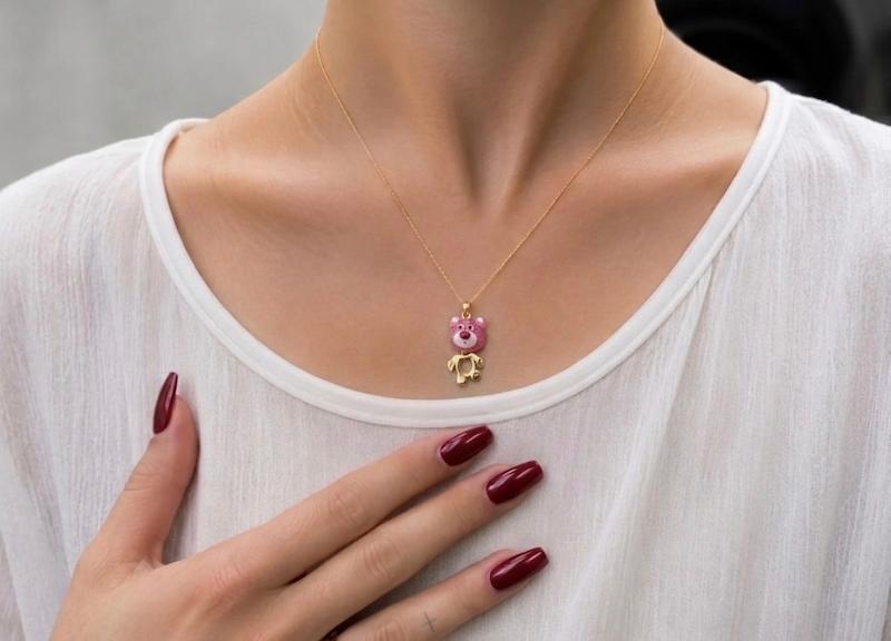 آویز بچگانه طلا ۱۸ عیار پلاک سوارسکی خرس صورتی گالری مهدی زاده