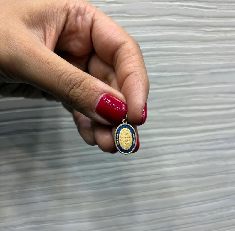 آویز طلا ۱۸ عیار آویز پلاک تک ون یکاد میناکاری بدون اجرت گالری طلای فلور گالری طلای فلور