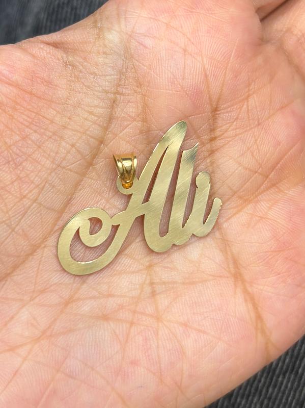 آویز طلا ۱۸ عیار پلاک اسم علی Ali بدون اجرت گالری طلای فلور گالری طلای فلور
