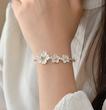 دستبند زنانه طلا ۱۸ عیار دستبند طرح رز سفید سه گوی ری گلد