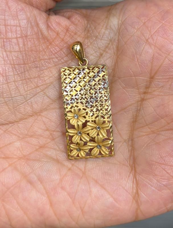 آویز زنانه طلا ۱۸ عیار پلاک گل بدون اجرت گالری طلای فلور گالری طلای فلور