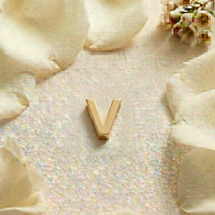 آویز طلا ۱۸ عیار مدال حرف v سه بعدی زرکودک گالری