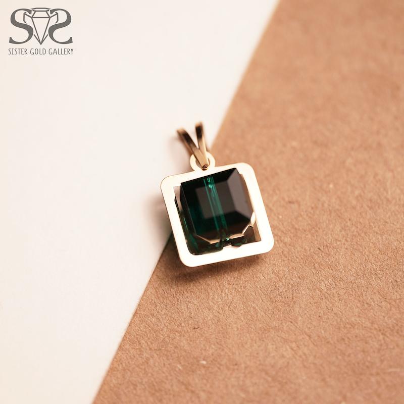آویز زنانه طلا ۱۸ عیار پلاک طلا معلق طرح مکعب سبز کد s-2202 گالری طلا سیستر