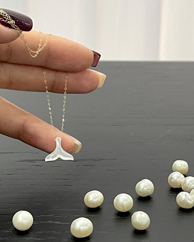 گردنبند زنانه طلا ۱۸ عیار دم وال با سنگ صدف گژک گلد گالری