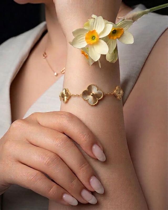 دستبند زنانه طلا ۱۸ عیار دستبند ونکلیف تراش ۵ گل ( سایز بزرگ ) گالری طلای تدریسی