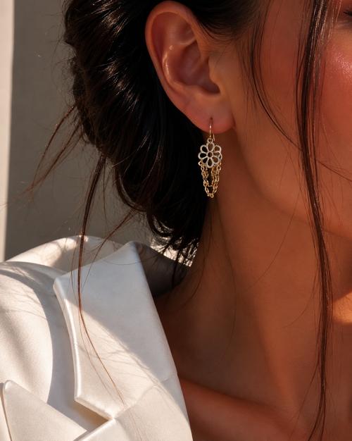 گوشواره زنانه طلا ۱۸ عیار گوشواره شرابه ای گل والوکس گالری والوکس گالری