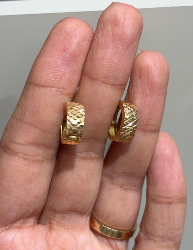 گوشواره طلا ۱۸ عیار گوشواره حلقه ای تراش دار بدون اجرت گالری طلای فلور گالری طلای فلور