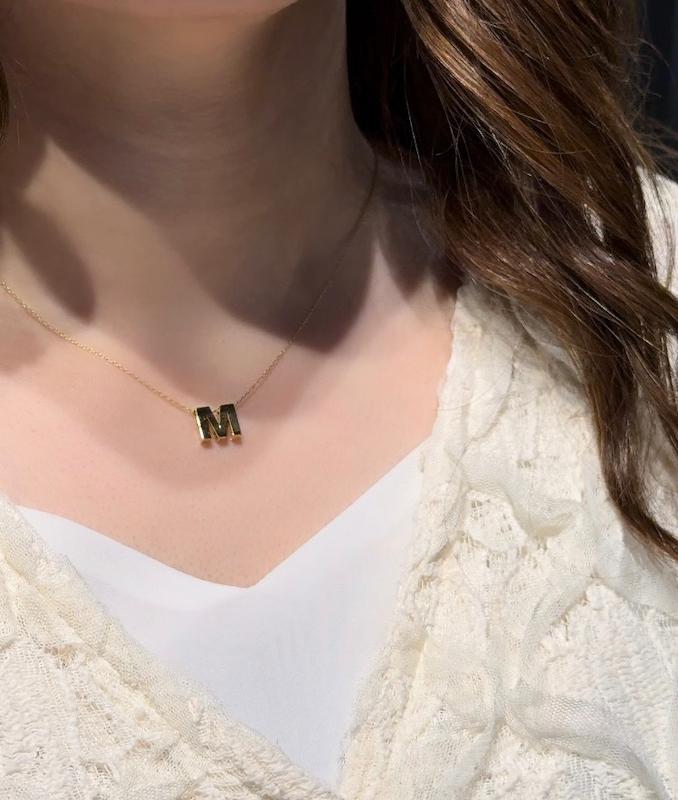 آویز طلا ۱۸ عیار پلاک حرف M ظریفی