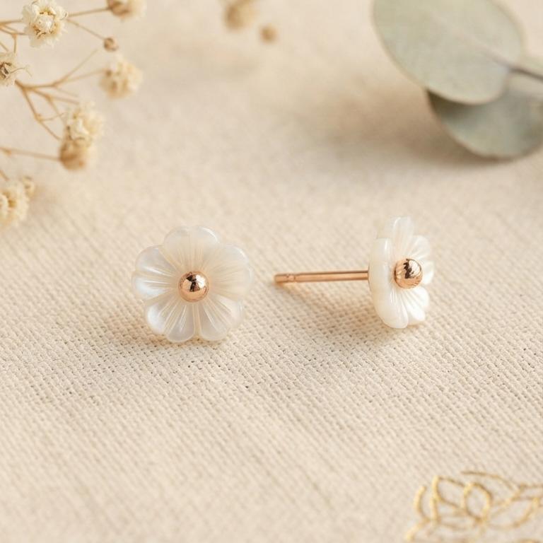 گوشواره طلا ۱۸ عیار گل بابونه صدف و گوی میخی ۲ زرکودک گالری