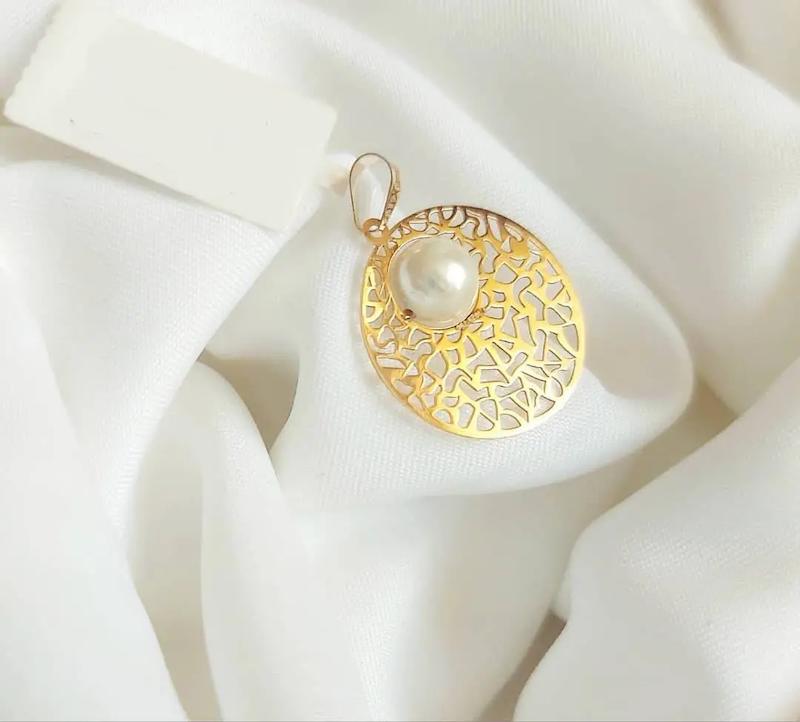 آویز زنانه طلا ۱۸ عیار مدل هندسی و مرورارید با کسری سنگ اپال گلدگالری