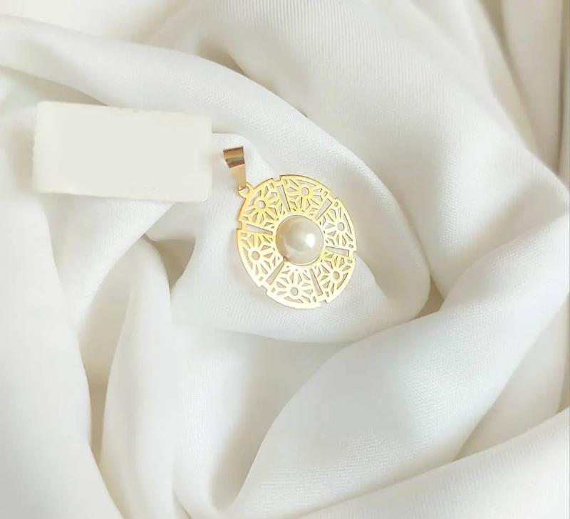 آویز زنانه طلا ۱۸ عیار مدل دایره و مروارید با کسری سنگ اپال گلدگالری