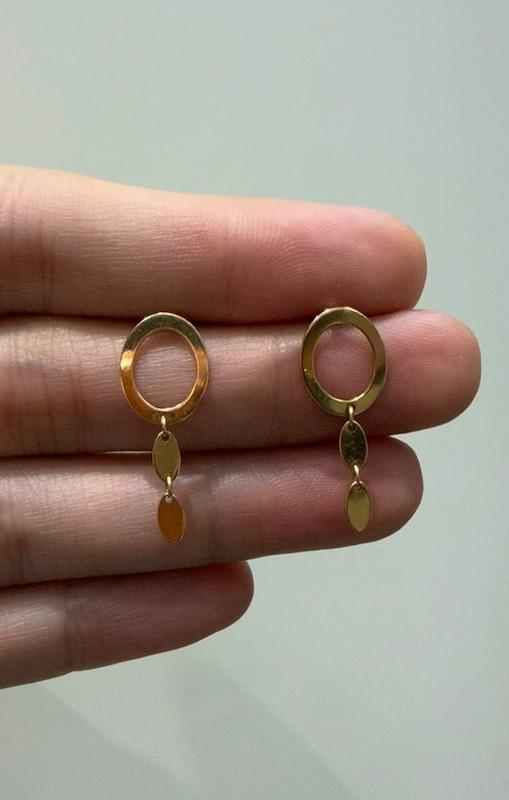 گوشواره طلا ۱۸ عیار گوشواره میخی بیضی آویز دار بدون اجرت گالری طلای فلور گالری طلای فلور