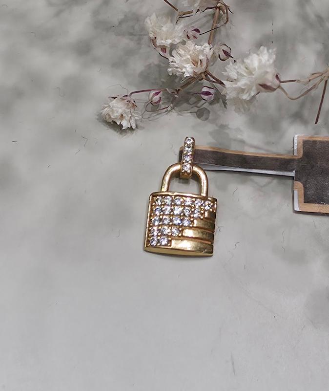 آویز زنانه طلا ۱۸ عیار قفل نگین دار زرماه گلد